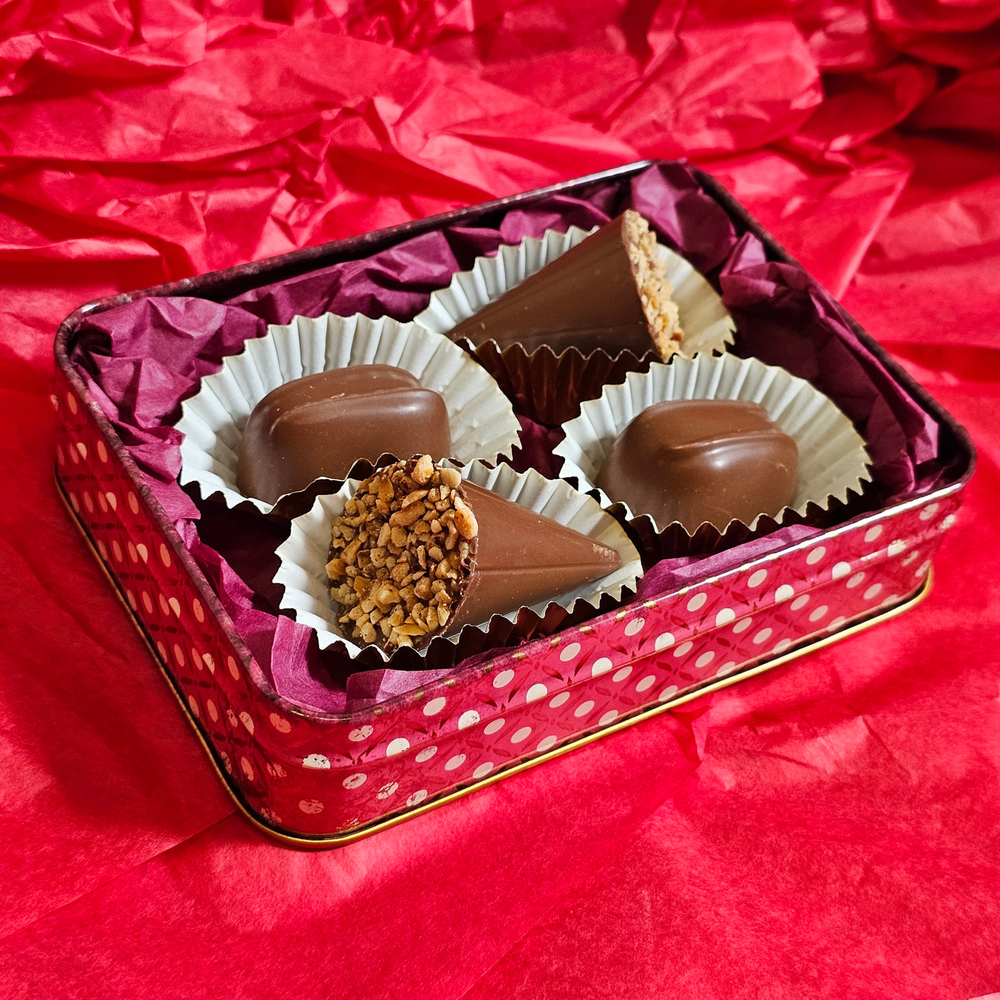 Nostalgia Medium Tin w/Van H Chocolates