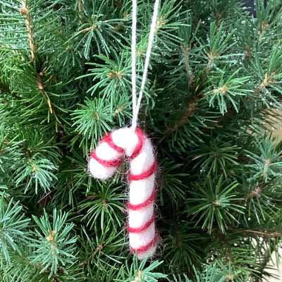 Én Gry & Sif | Felted Candy Cane